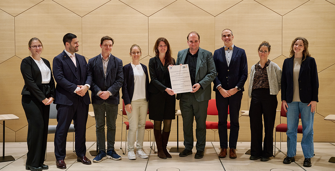 Das Gesprächsforum Junge Freie Berufe übergibt MdB Roloff seine zehn Thesen. Copyright: BFB/Henning Schacht