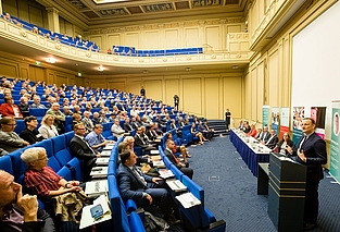 csm_1._Therapiegipfel_-_Publikum_Spahn_-_kompremiert_0265495160.jpg